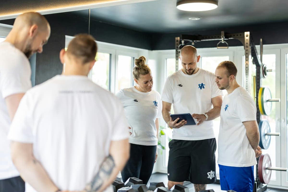 Das Team von Niklas Kühne im Austausch im Trainingsraum