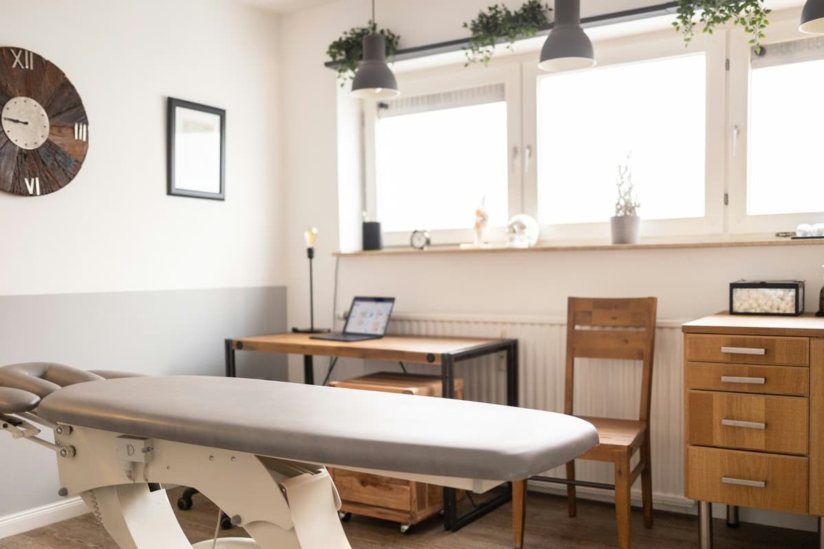 Behandlungsraum mit Therapieliege in der Praxis Niklas Kühne