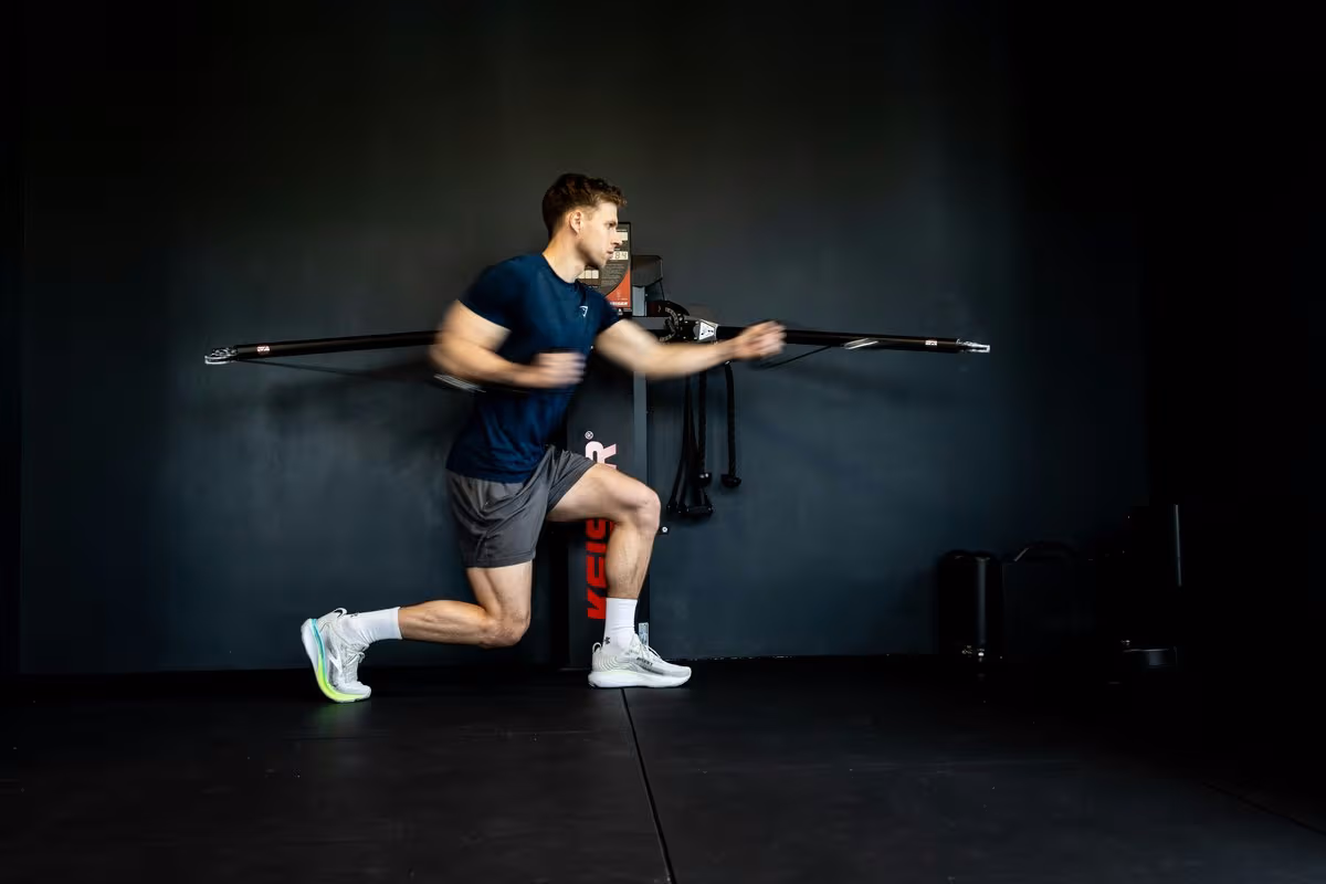 Athletisches Training mit der Langhantel im Trainingsraum